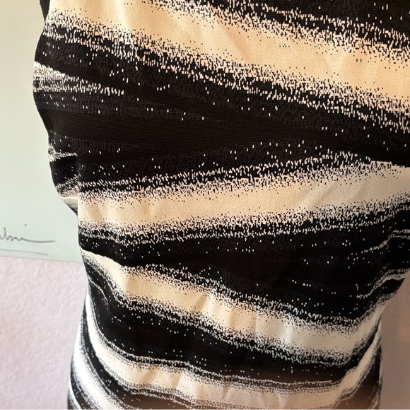 Must bundle dress size large - Picture 4 of 6